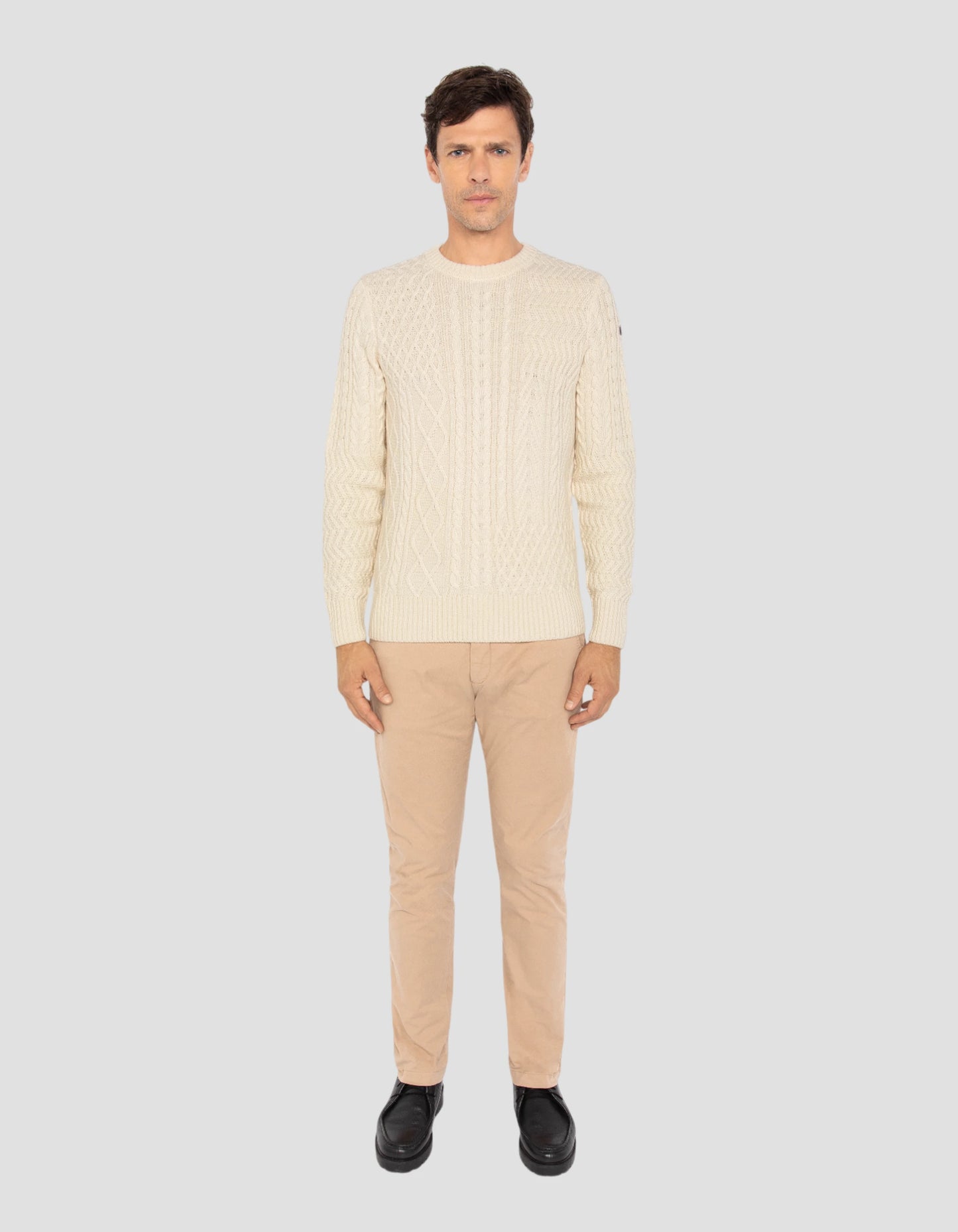 Suéter de cuello redondo blanco roto, malla retorcida