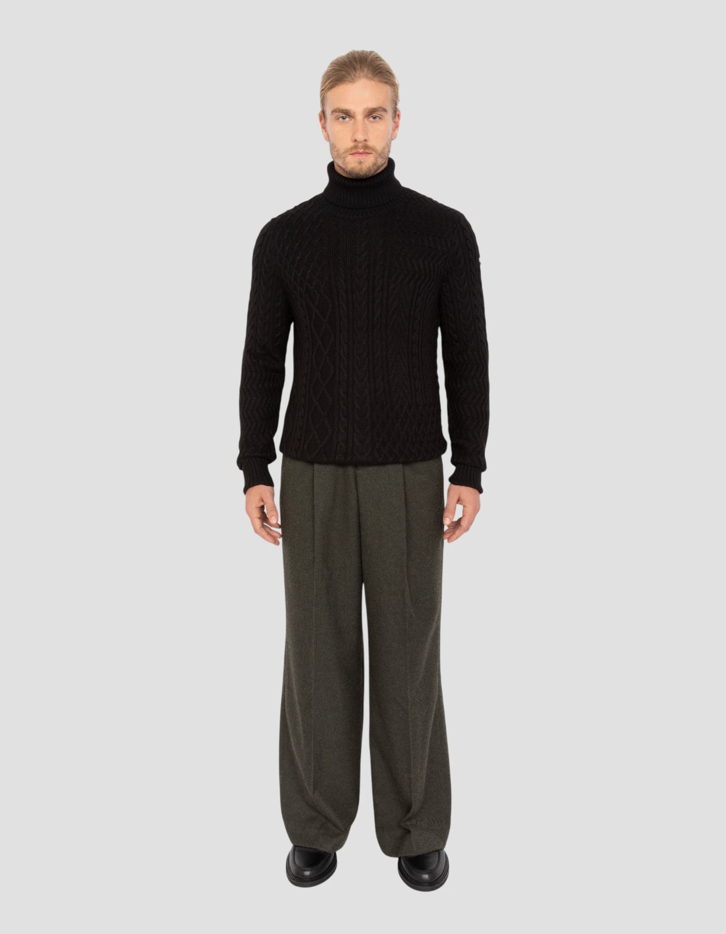 Suéter de cuello de tortuga negro, malla retorcida