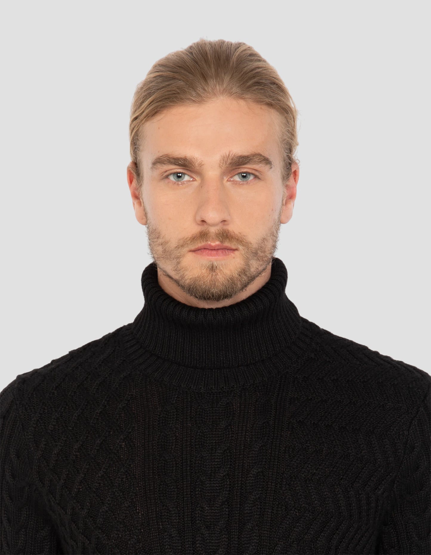 Suéter de cuello de tortuga negro, malla retorcida