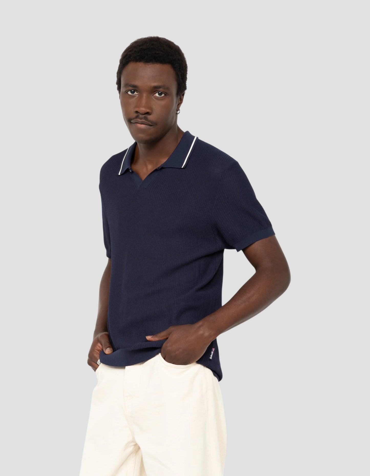 Marineblaues Mesh-Poloshirt im Retro-Stil