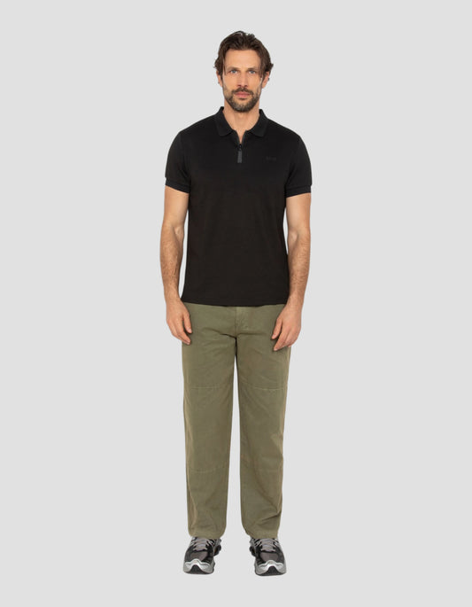 Schwarzes Poloshirt aus geprägtem Strick