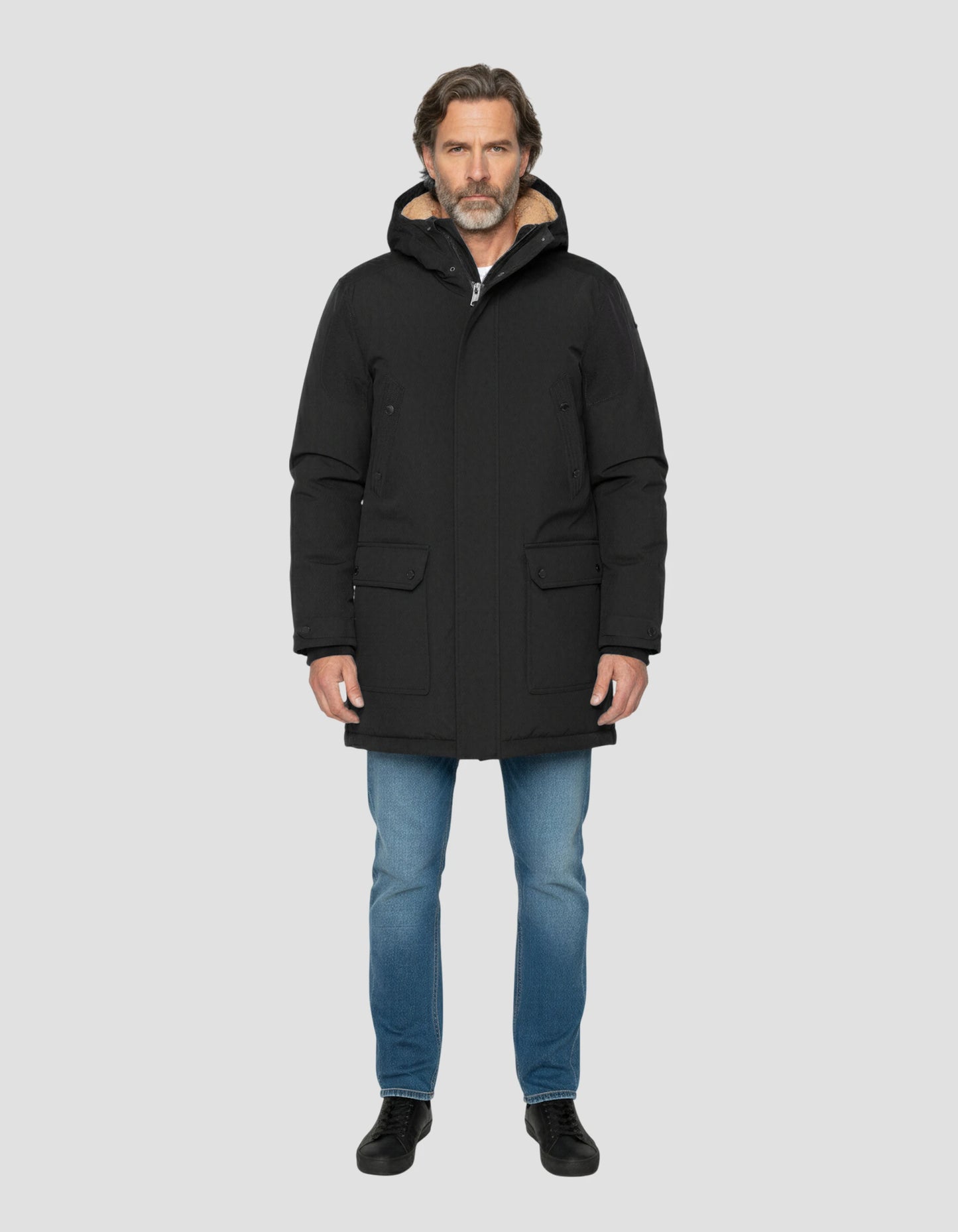 Schwarzer Parka mit Kapuze