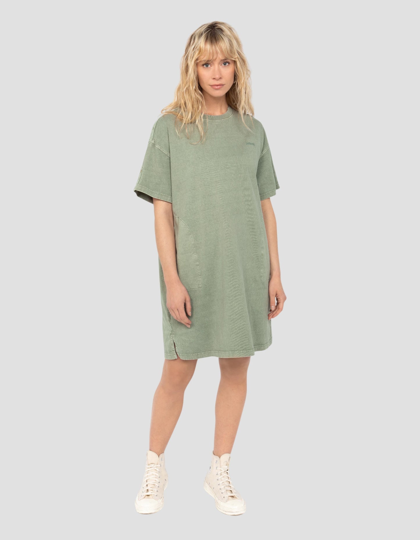 Vestido de camiseta de color caqui sabio efecto desteñido