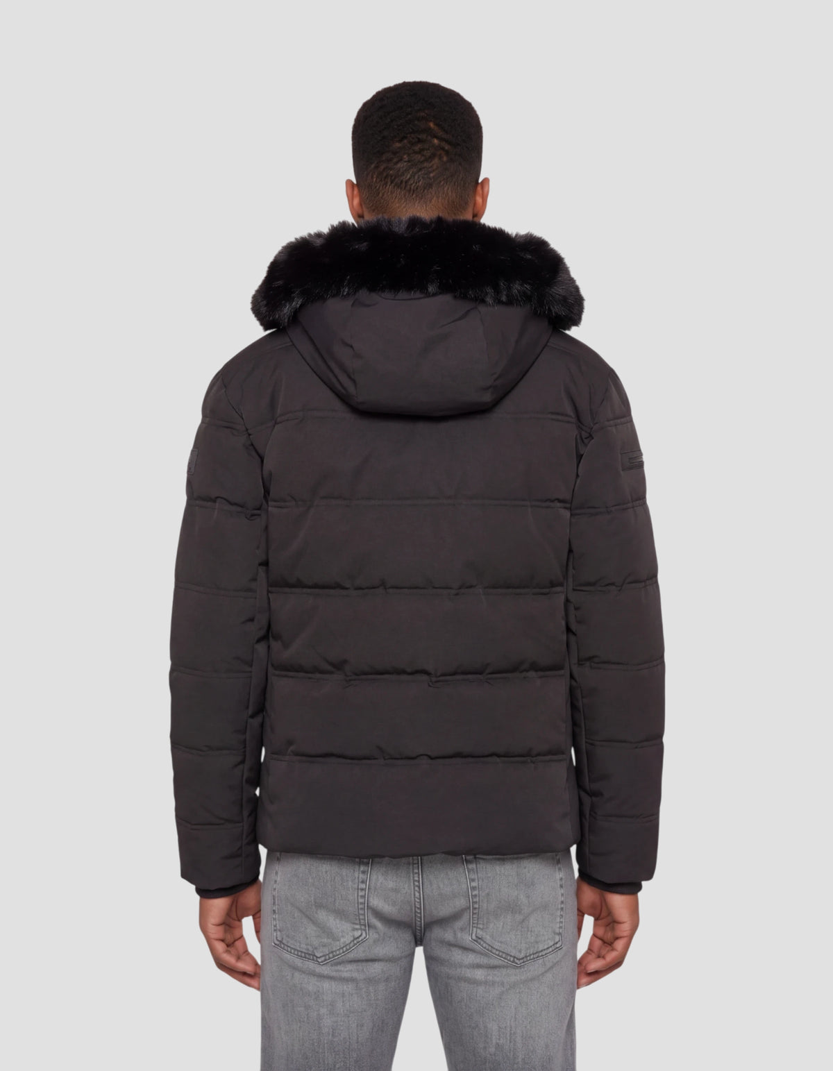Schwarze Daunenjacke mit Kapuze und Kunstfellkragen