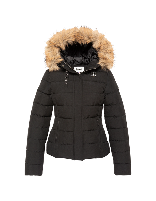 Chaqueta negra ajustada con capucha adornada con piel sintética.
