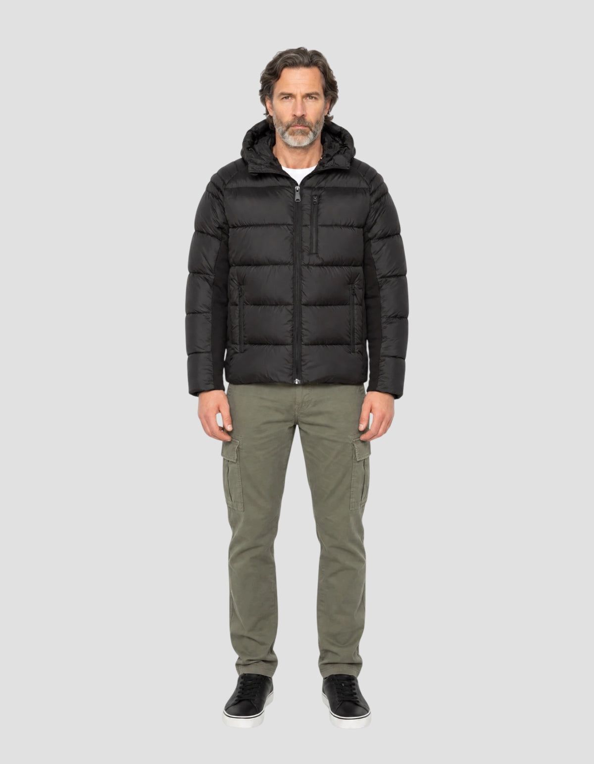 Schwarze Daunenjacke mit Kapuze im Materialmix