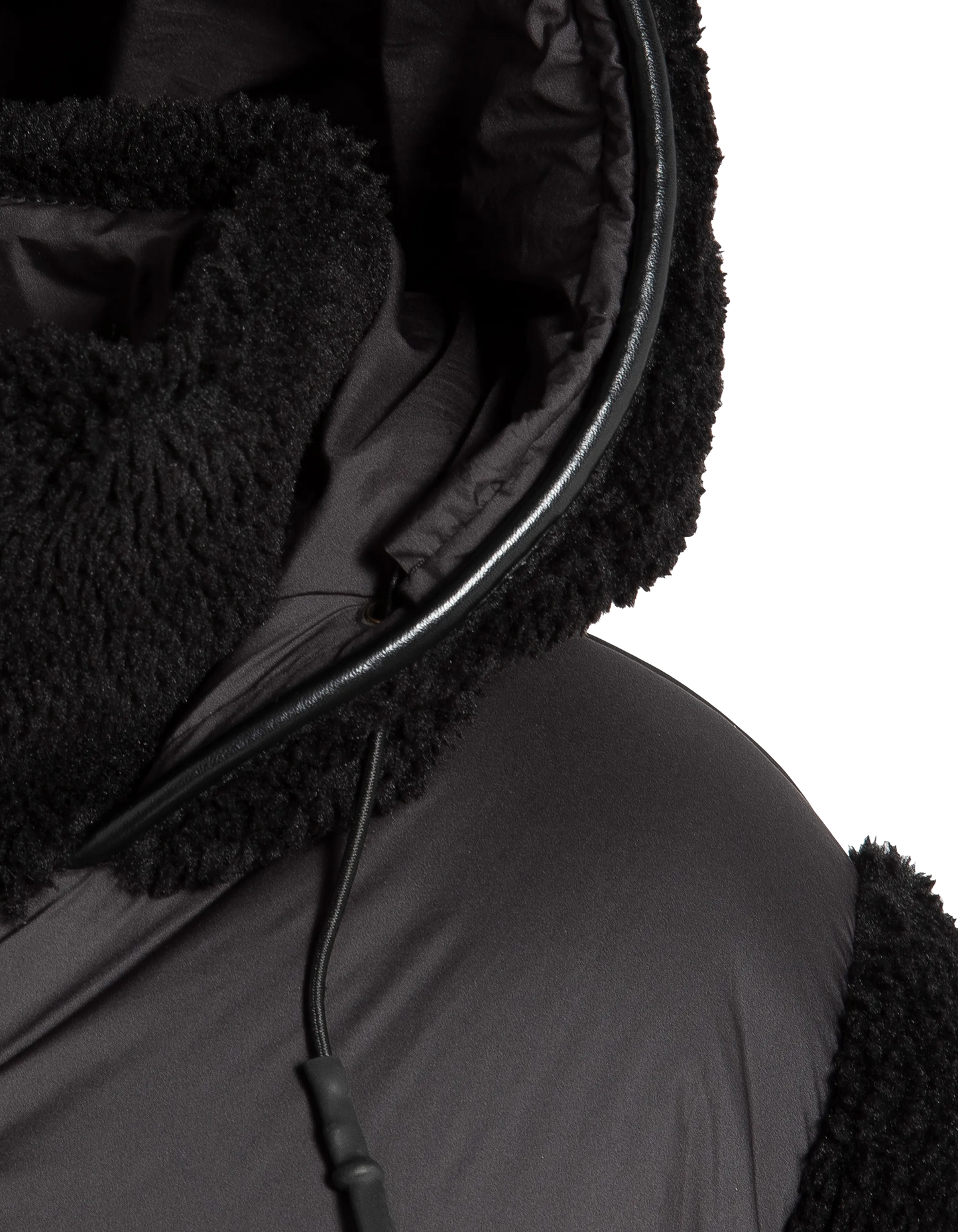 Chaqueta negra con cuello de piel sintética extraíble