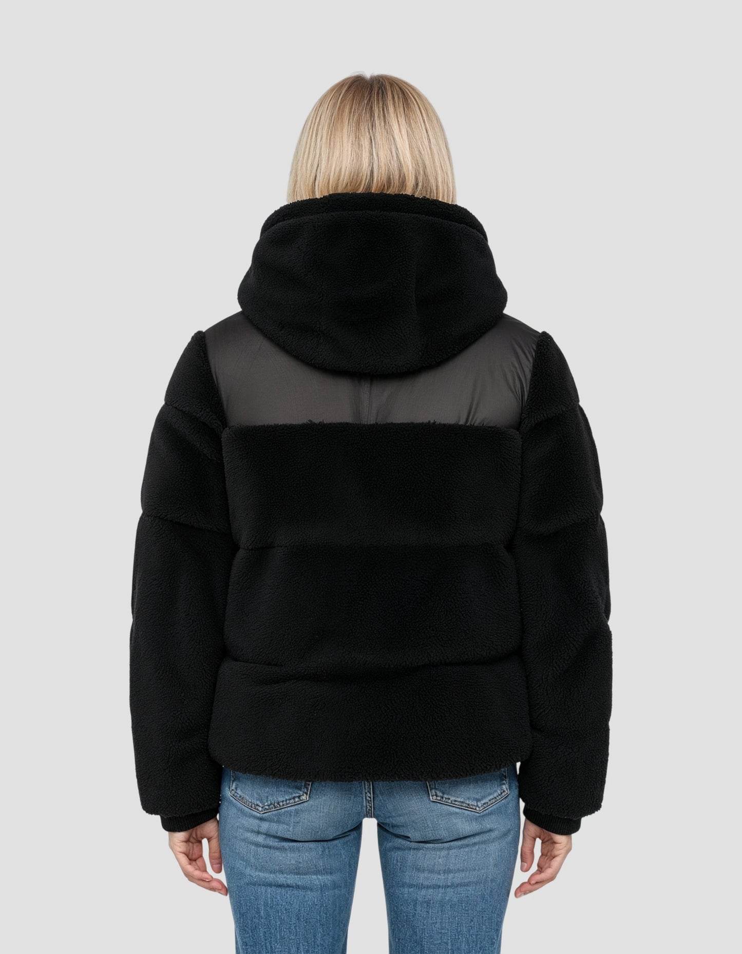 Chaqueta negra con cuello de piel sintética extraíble