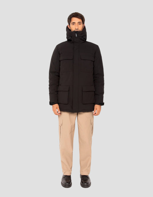 Parka negra multibolsillos con capucha