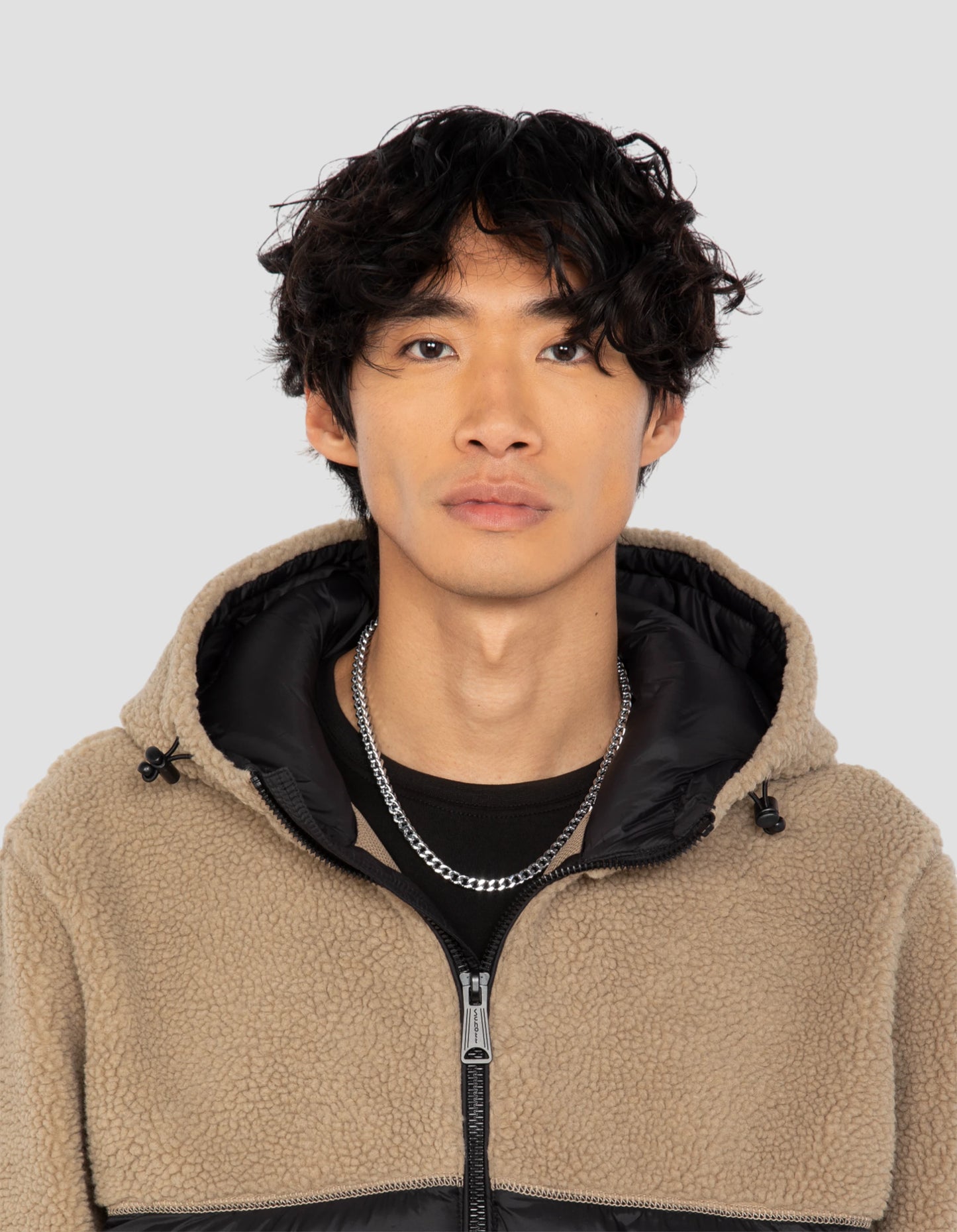 Giacca con cappuccio beige e con cappuccio nero Materiale Sherpa e Nylon coccolone