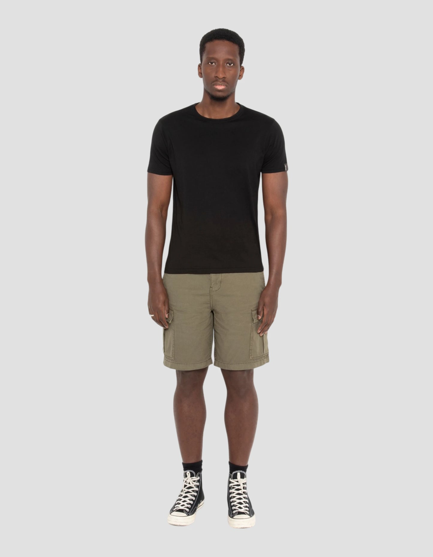 Olivgrüne Army-Shorts mit mehreren Taschen
