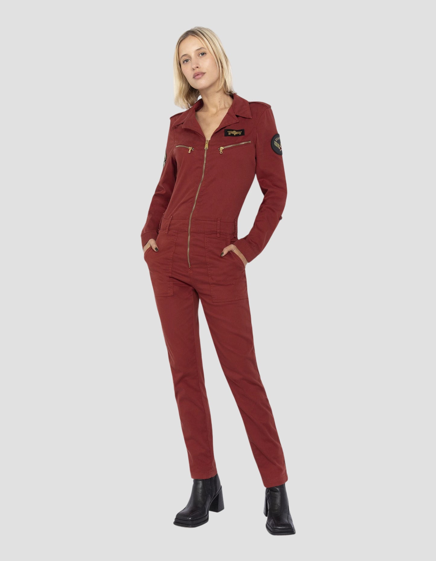 Combinazione leggera e badge in terracotta