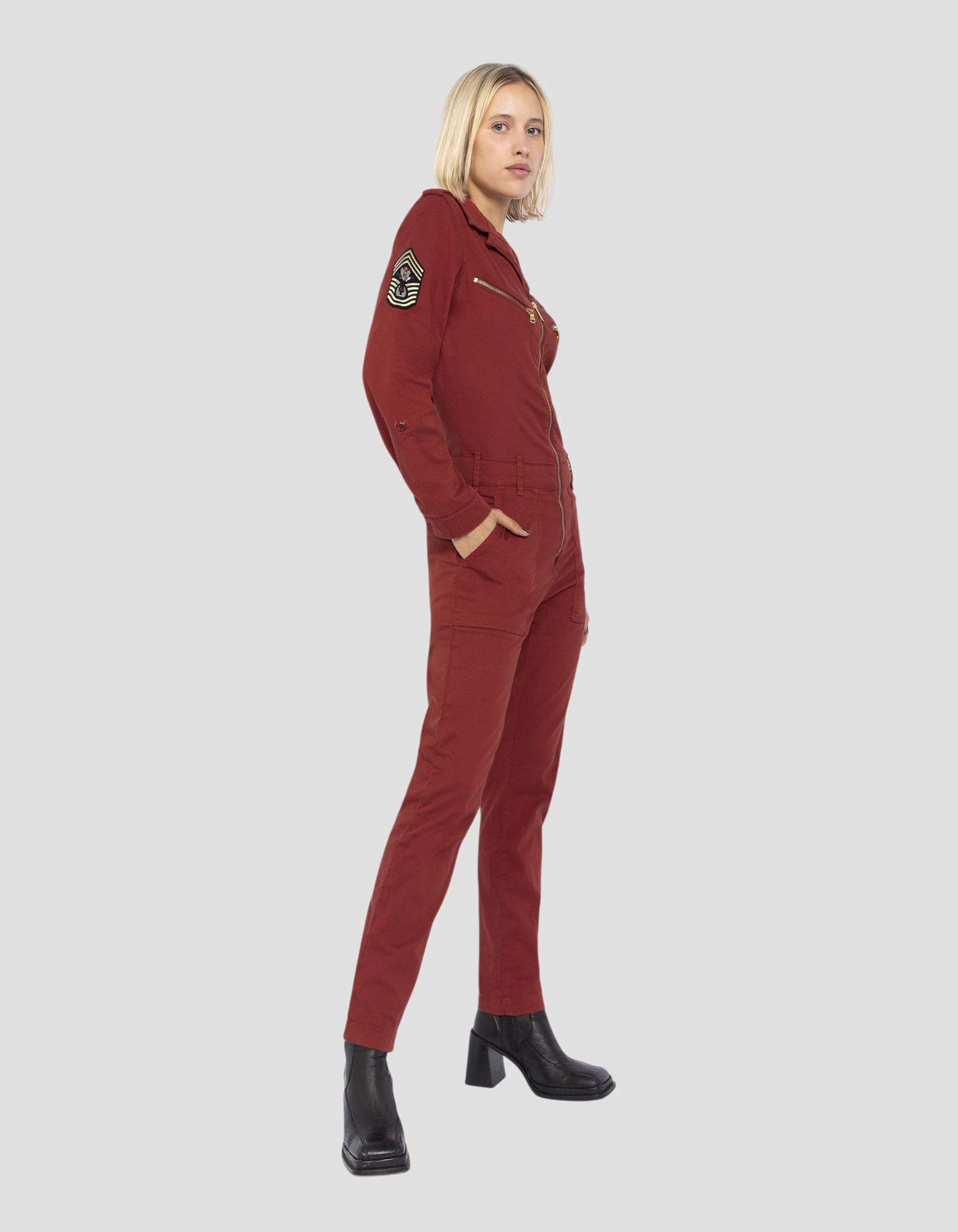 Combinazione leggera e badge in terracotta-4