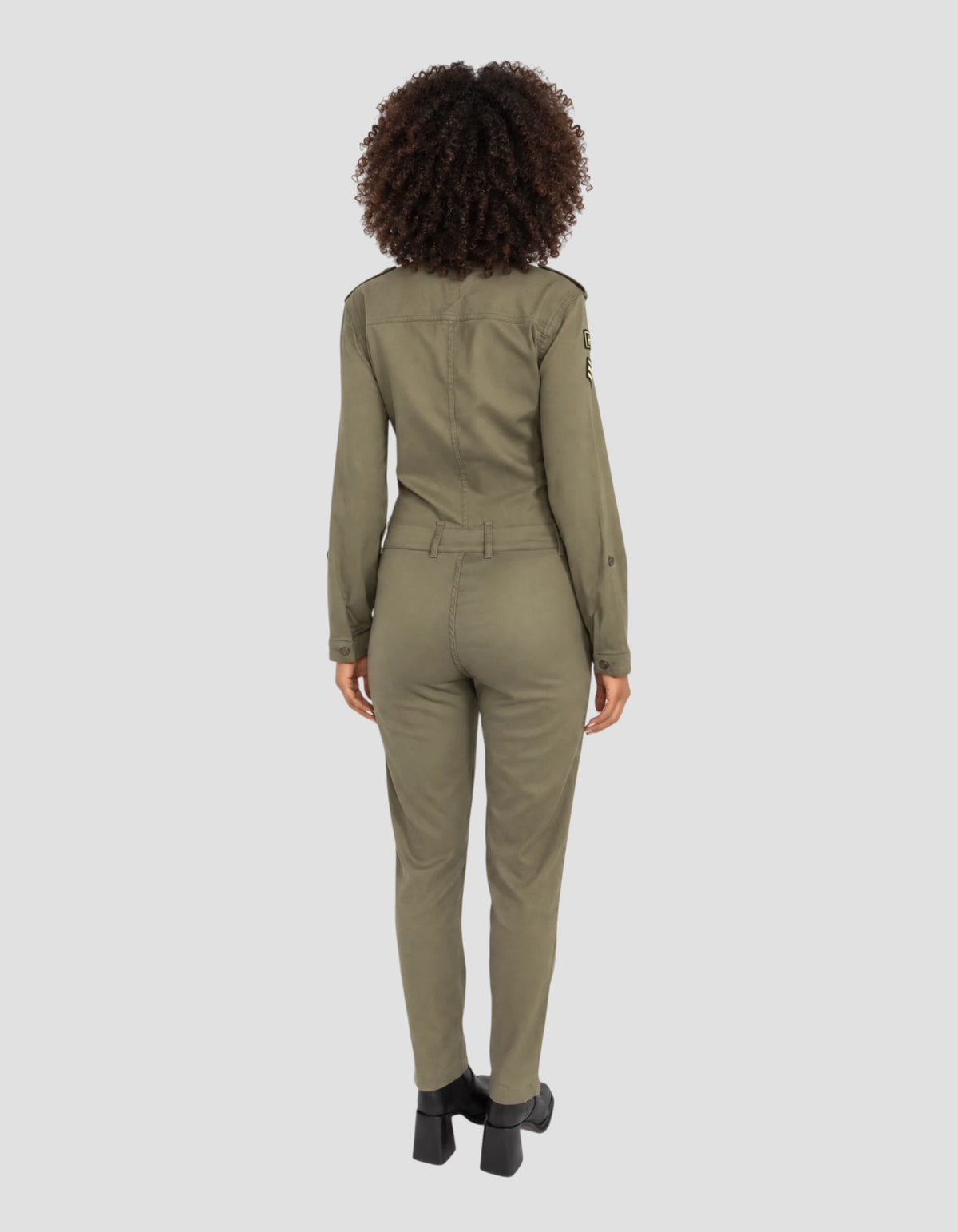 Tuta leggera color kaki chiaro con patch