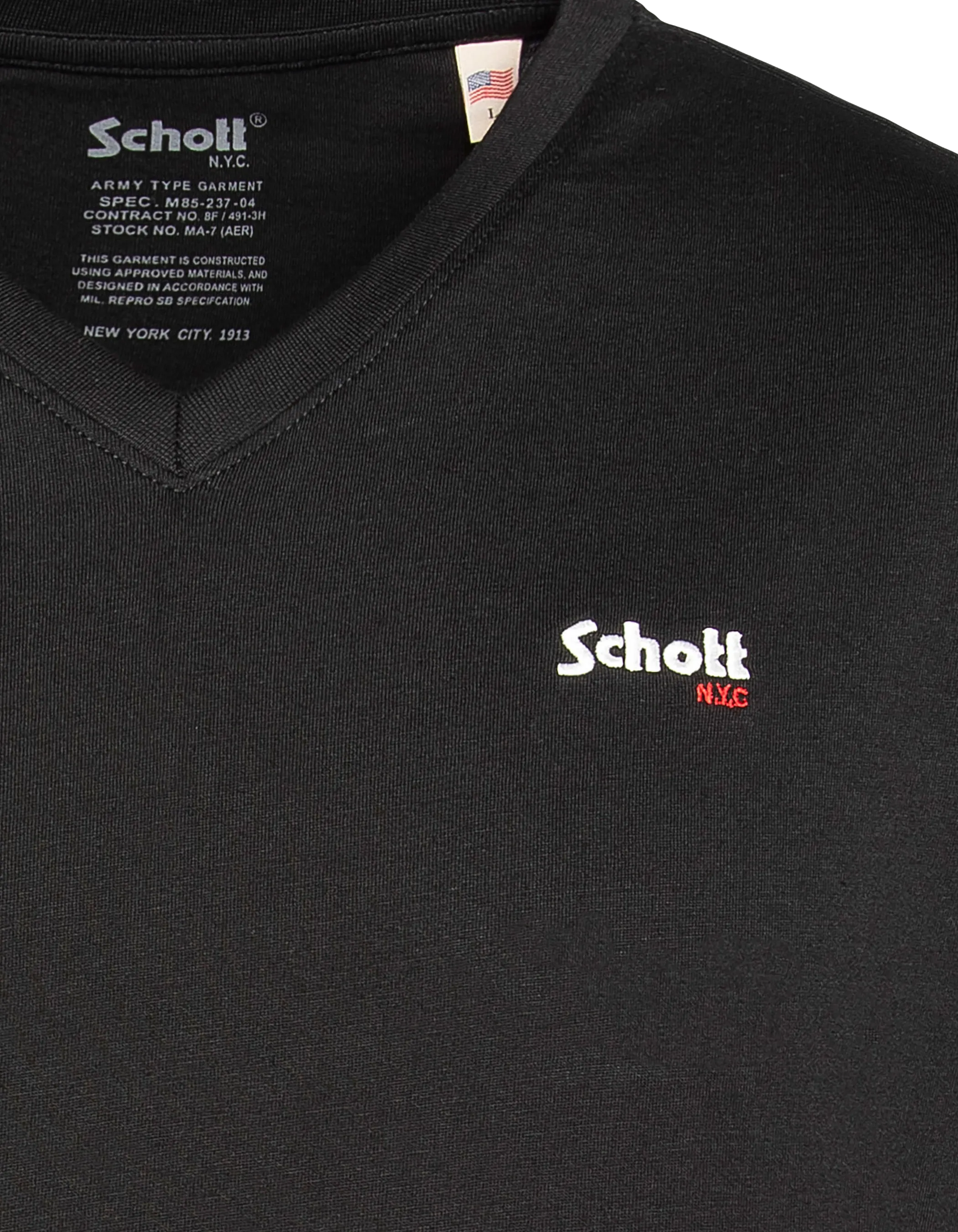 Schwarzes V-Ausck-T-Shirt-5