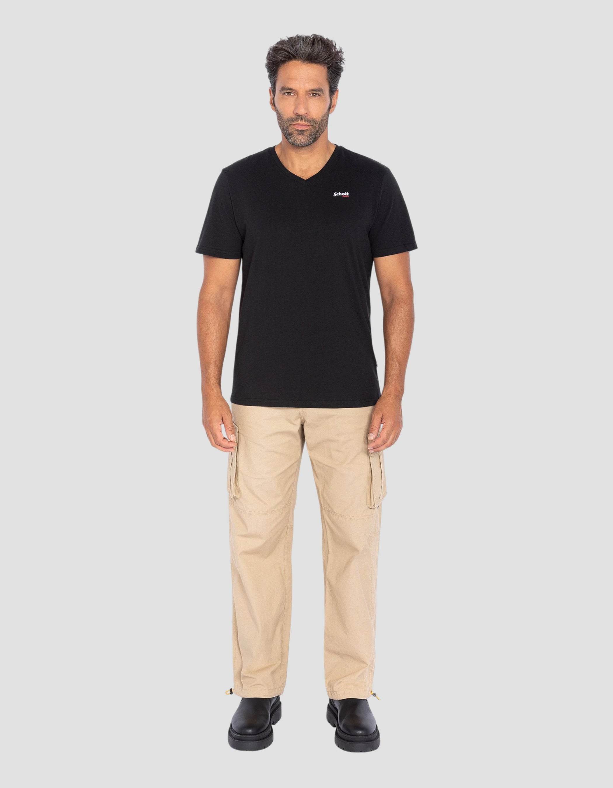 Schwarzes V-Ausck-T-Shirt-1