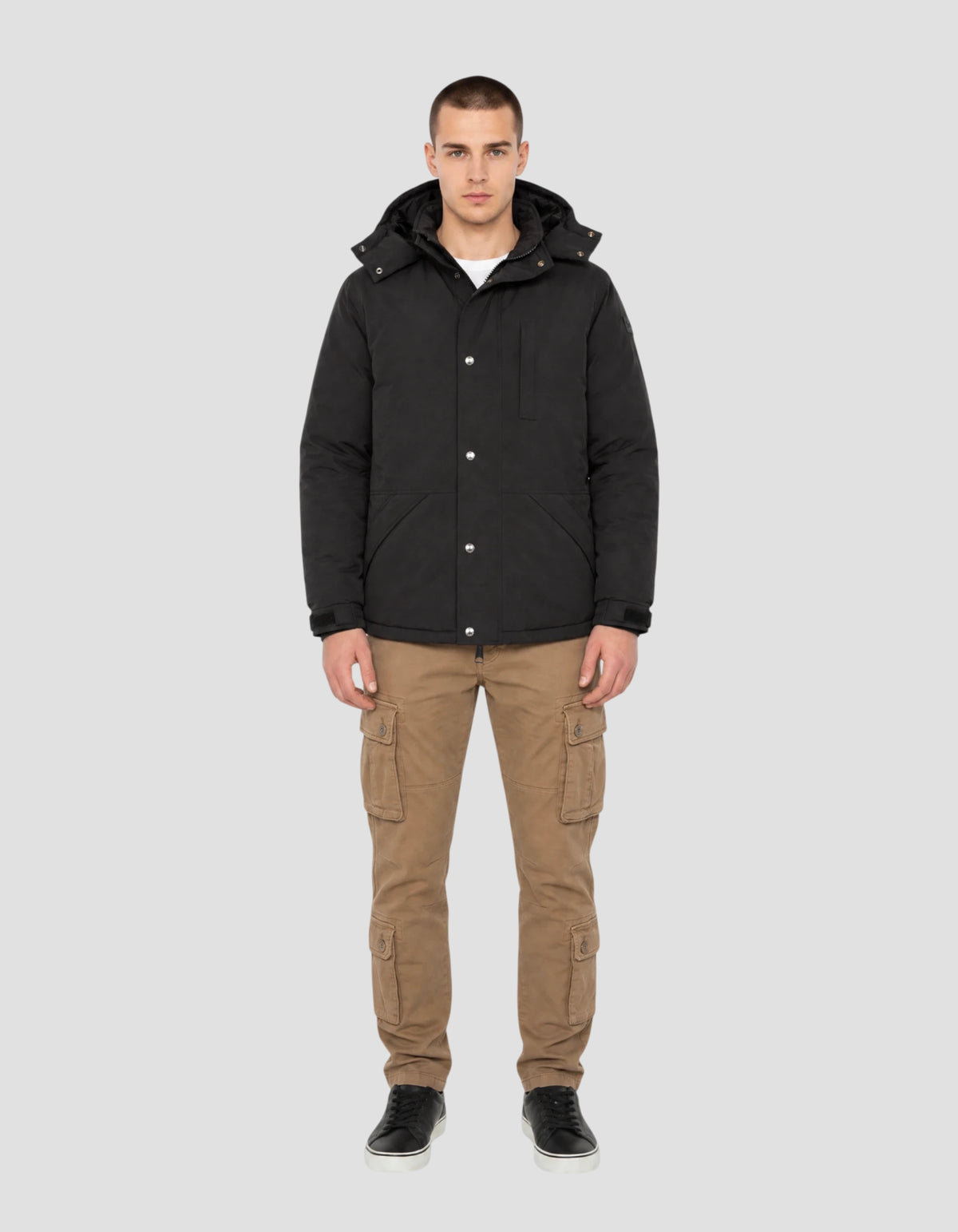 Parka nero con cappuccio